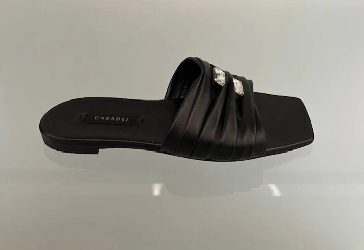 1M431J0101C26499000 Flat Sandal With Crystals In Black