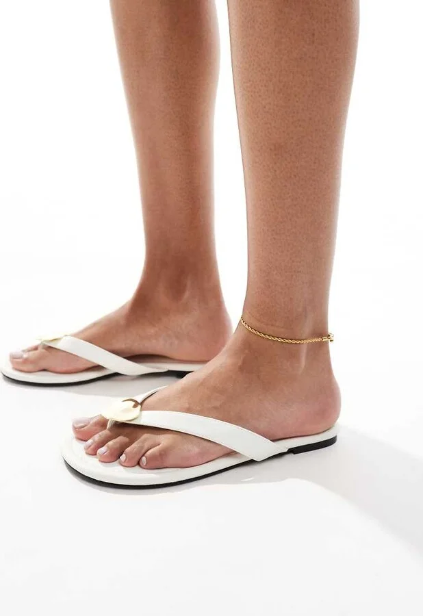 4th & Reckless gold shell embellished faux leather flip flops in cream - Image 2