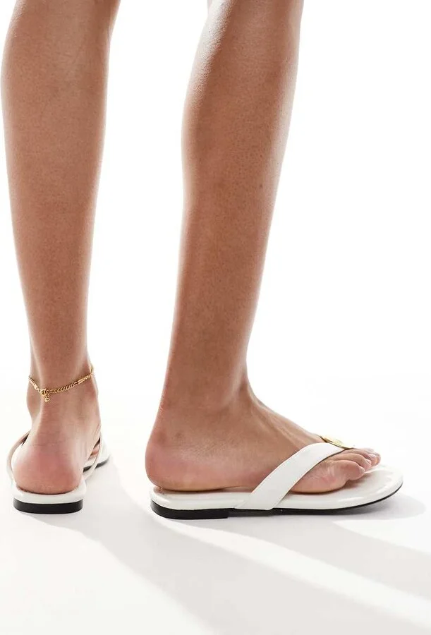 4th & Reckless gold shell embellished faux leather flip flops in cream - Image 3