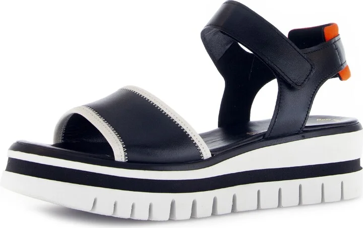 64.629 Platform Wedge Sandal
