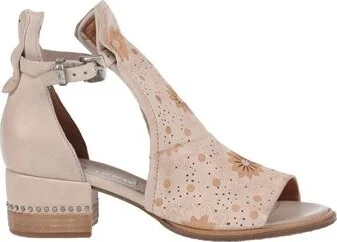 A. s.98 Woman Sandals