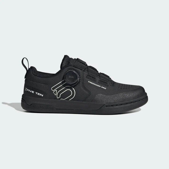 Core Black / Linen Green / Cloud White