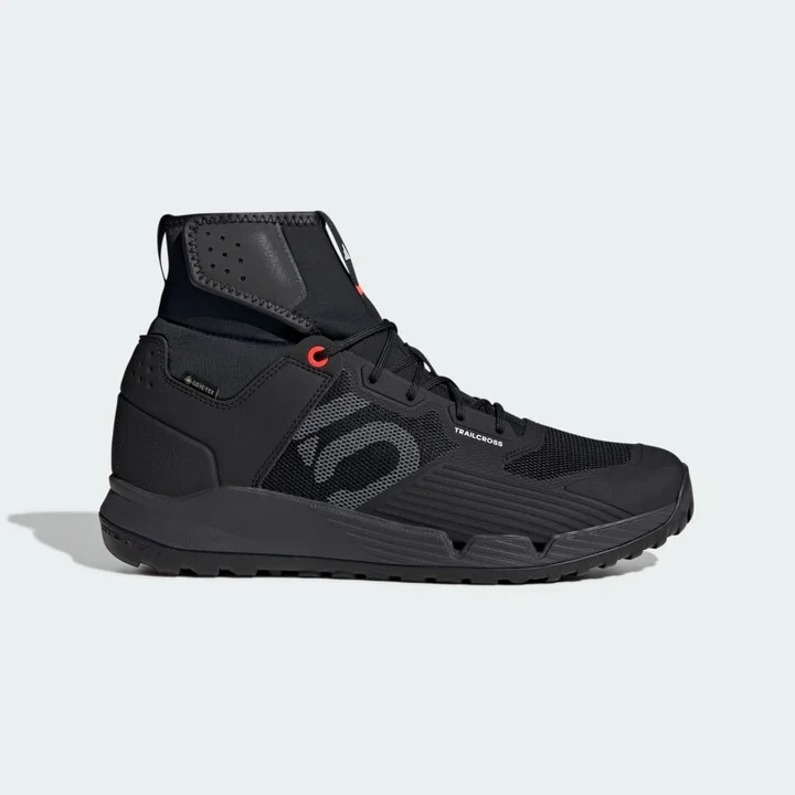 Core Black / Grey Three / Solar Red
