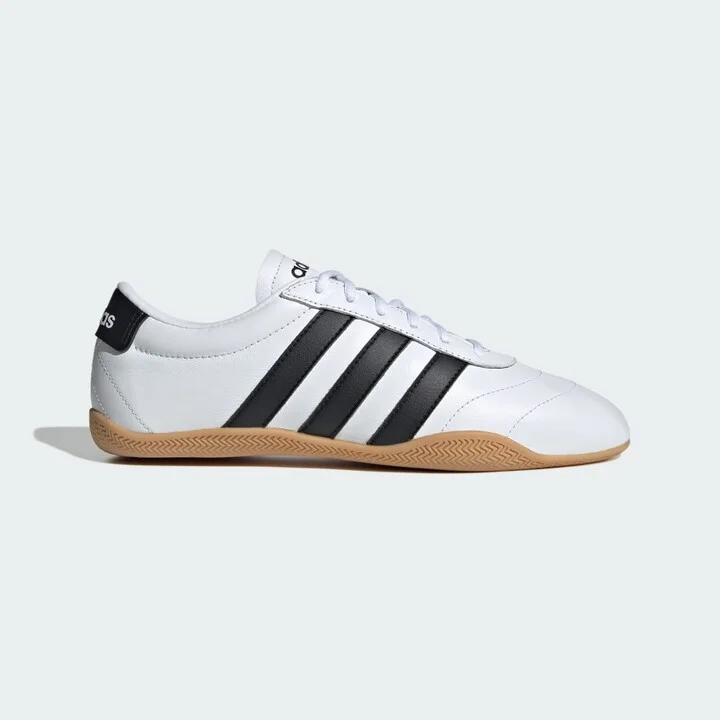 Cloud White / Core Black / Gum