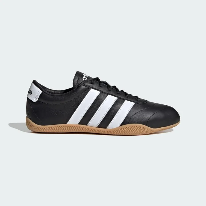 Core Black / Cloud White / Gum