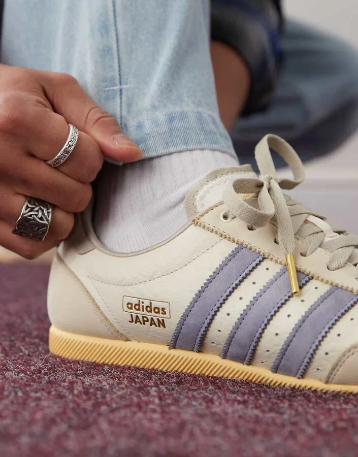 adidas Originals Japan low sneakers in white and light blue - Image 4