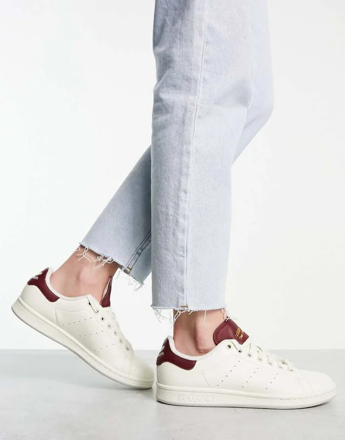 adidas Originals Stan Smith sneakers in off white with burgundy heel tab - Image 3