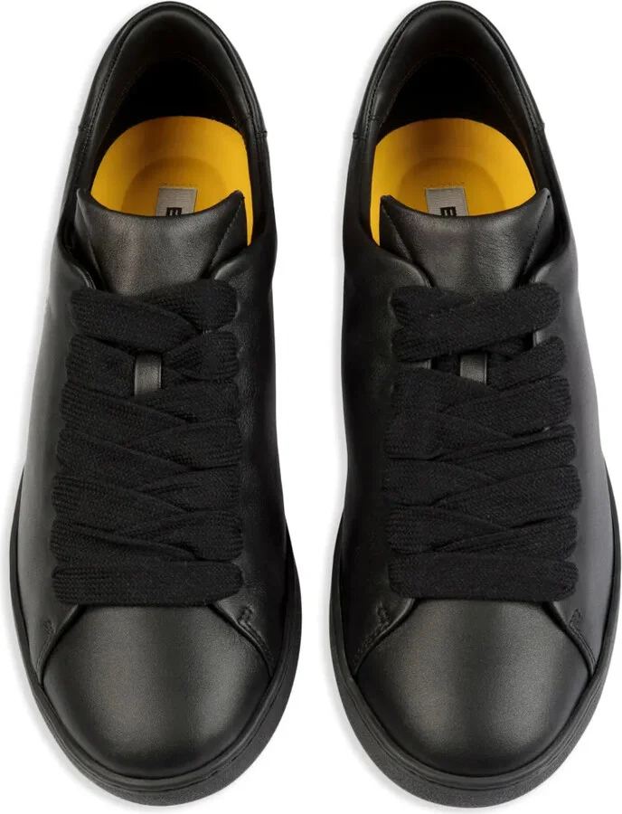Adrien Brody trainers - Image 5