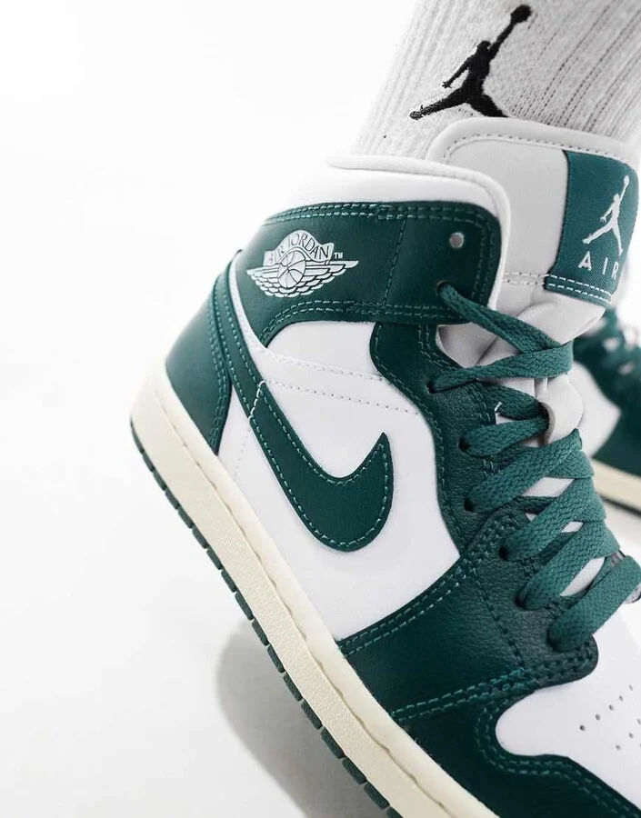 Air Jordan 1 Mid sneakers in green and white - Image 3