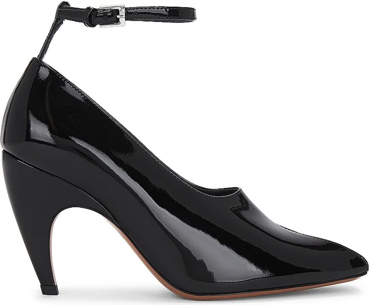 ALAÏA Shark Pump in Black