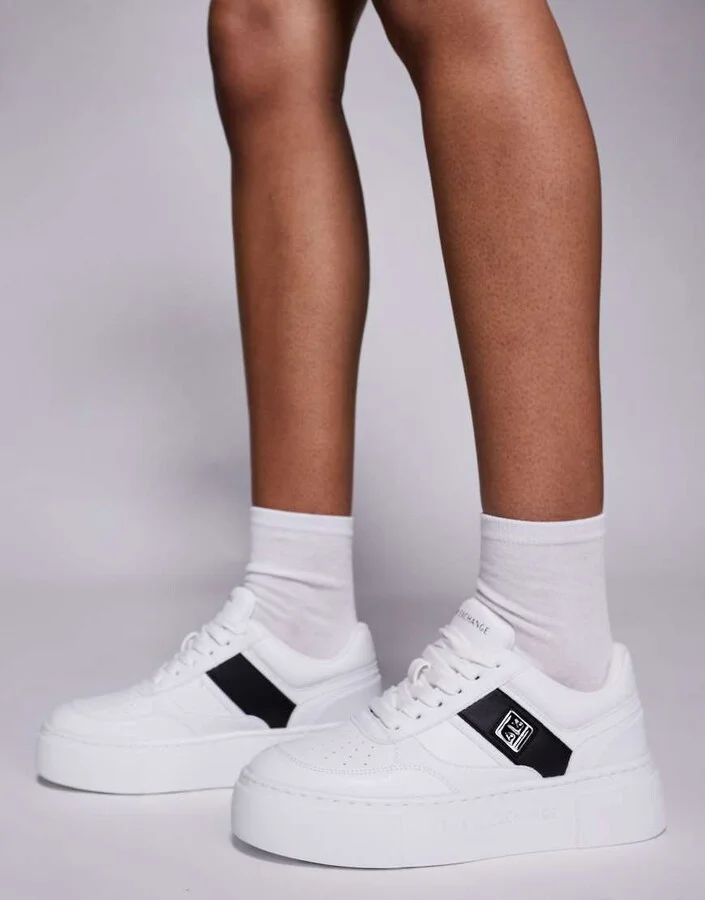 Armani Exchange sneakers with logo in white and black - Image 4