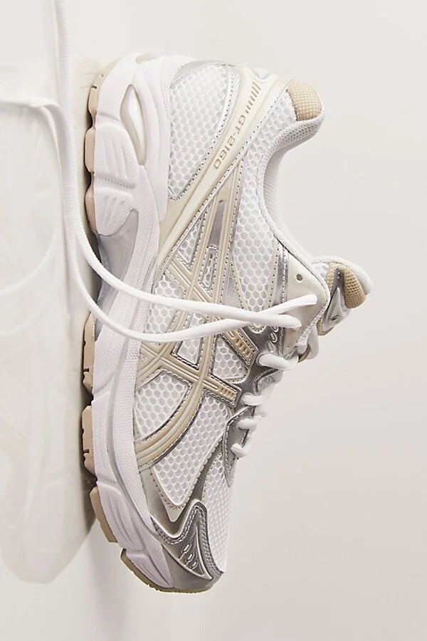 White/putty