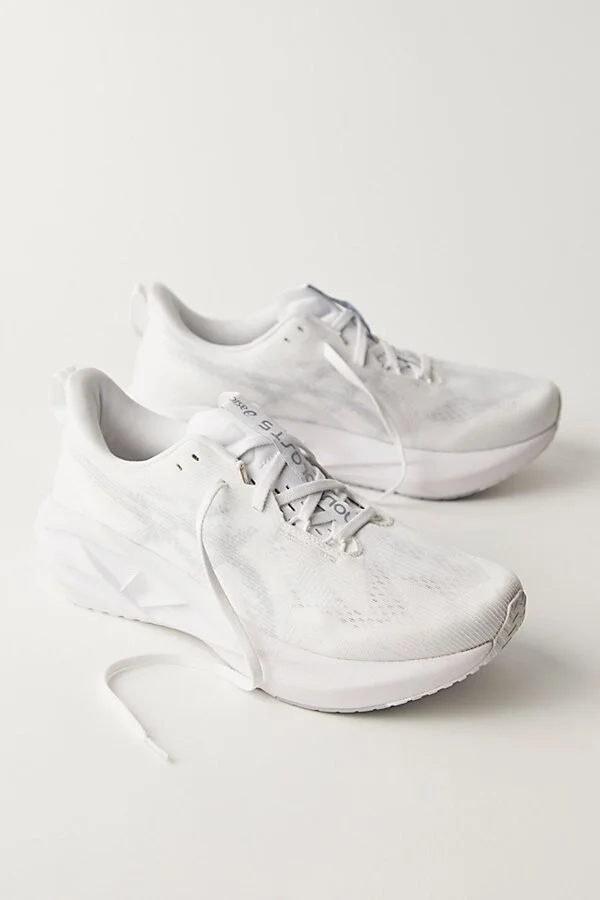 ASICS Novablast 5 Sneakers - Image 2