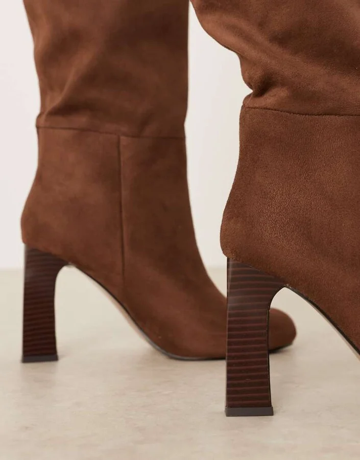 ASOS DESIGN Curve Carly block heel pull on knee boots in chocolate brown suedette - Image 2