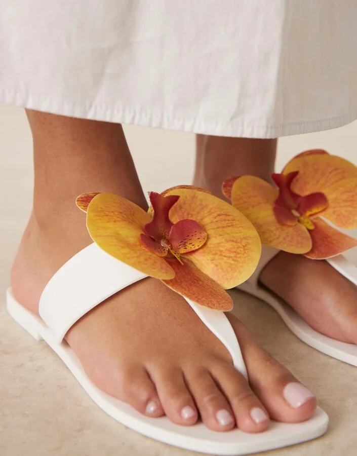 ASOS DESIGN Flutter orchid flower jelly flip flop sandals in white - Image 2