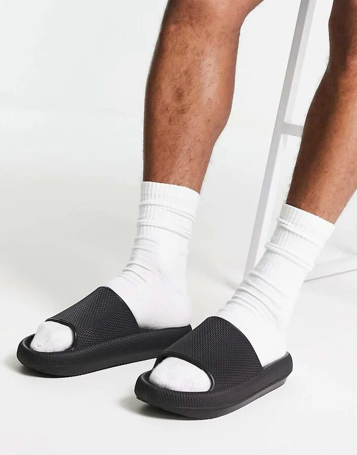 ASOS DESIGN sliders in black with texture - Image 4