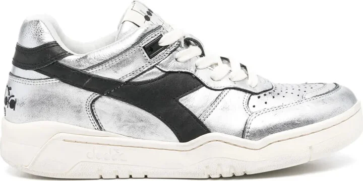B.560 sneakers