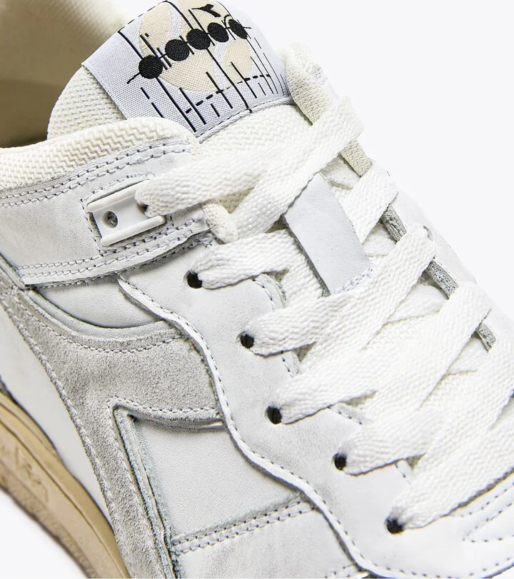 B. 560 Used Sneaker - Image 4