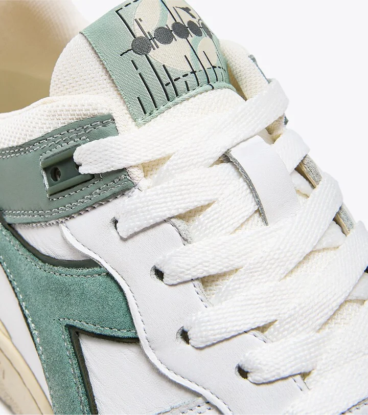 B. 560 Used Sneaker - Image 10