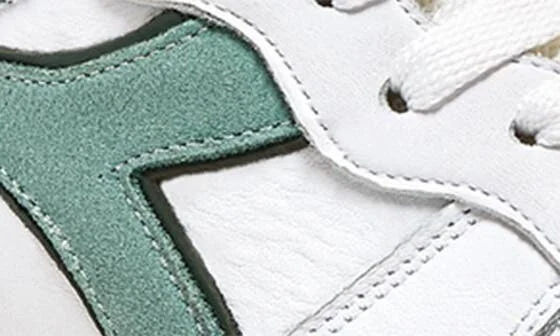 B. 560 Used Sneaker - Image 11