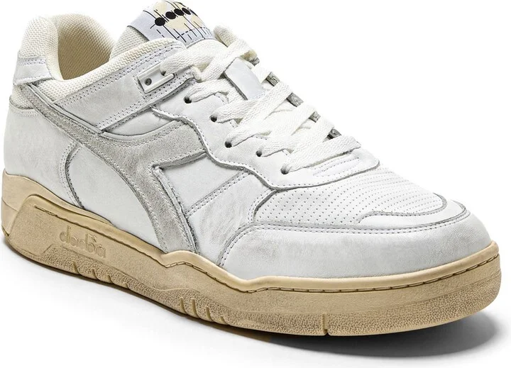 B. 560 Used Sneaker