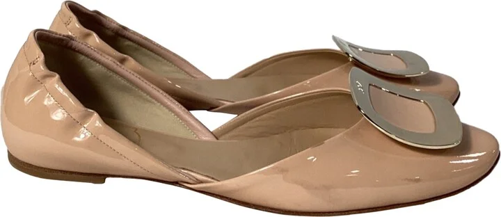 Ballerine Buckle-Embellished Flats in Pink Patent Leather