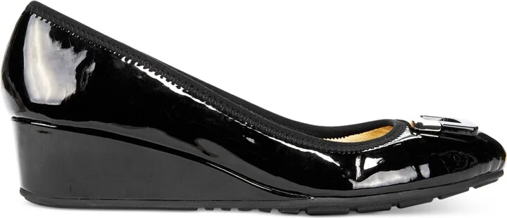 Bandolino Women's Tad Wedge Pumps - Image 10