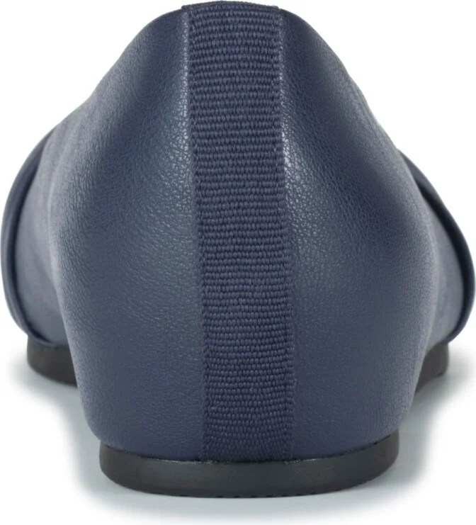 Baretraps Women's Chainey Ballet Flats - Image 7