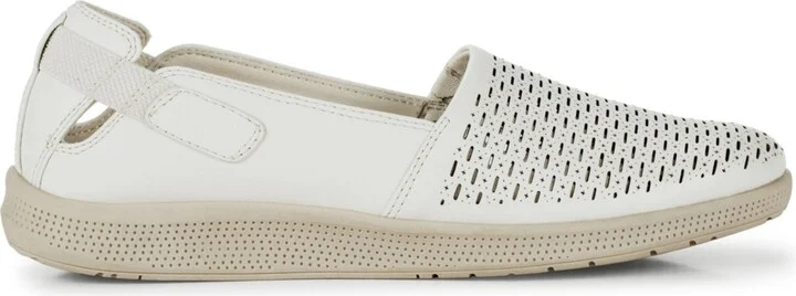 Baretraps Women's Viccia Slip On Flats - Image 2
