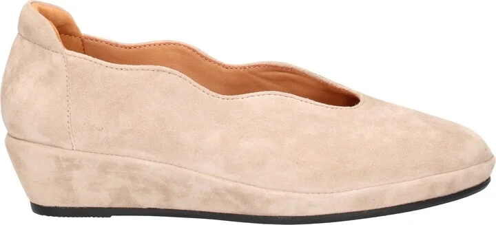 Bellara Round Toe Pump - Image 3