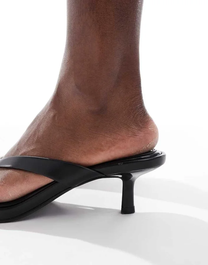 Bershka faux leather heeled flip flops in black - Image 2