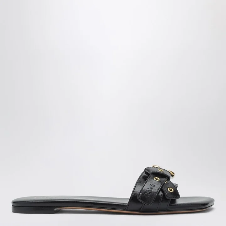 Black low heel shoes in leather