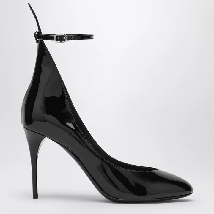 Black patent leather pump