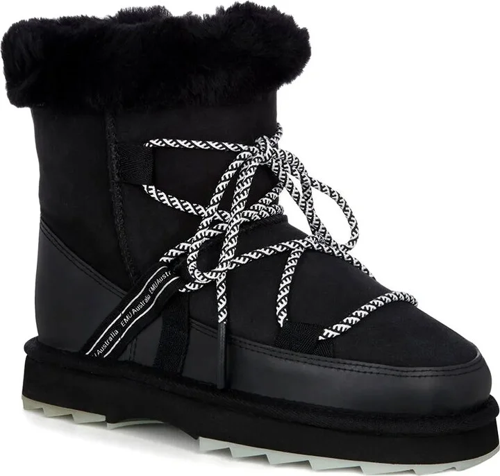 Blurred lace-up snow boots