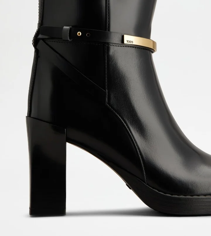 Boots in Leather - Image 5