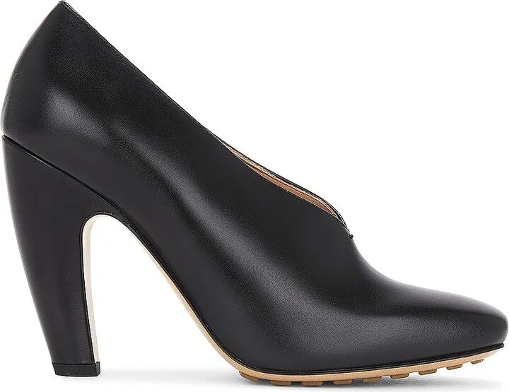 Bottega Veneta Canalazzo Pump in Black