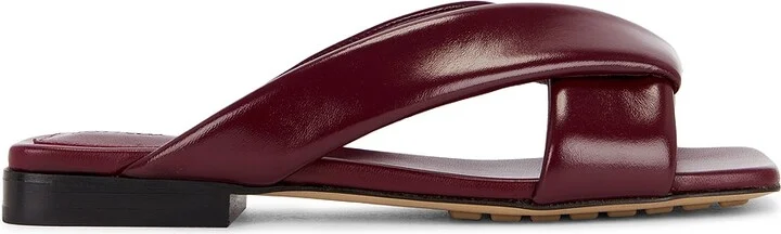 Bottega Veneta Flat Sandal in Bugundy,Wine