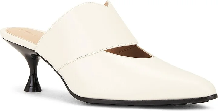 Bottega Veneta Leather Pump in Cream - Image 2