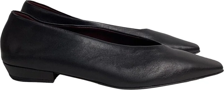 Bottega Veneta Women's Leather Almond Toe Ballet Flat (Authentic Pre-Loved)