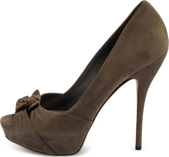 Bow-Detail Pumps