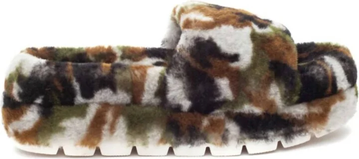 Bryce Shearling Slippers In Camo