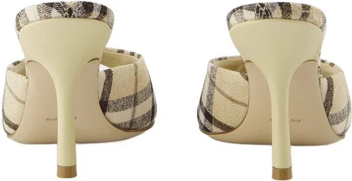 Burberry Mews 90 Chk Pumps - Image 3