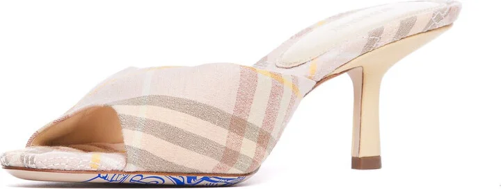 Burberry With Heel - Image 3
