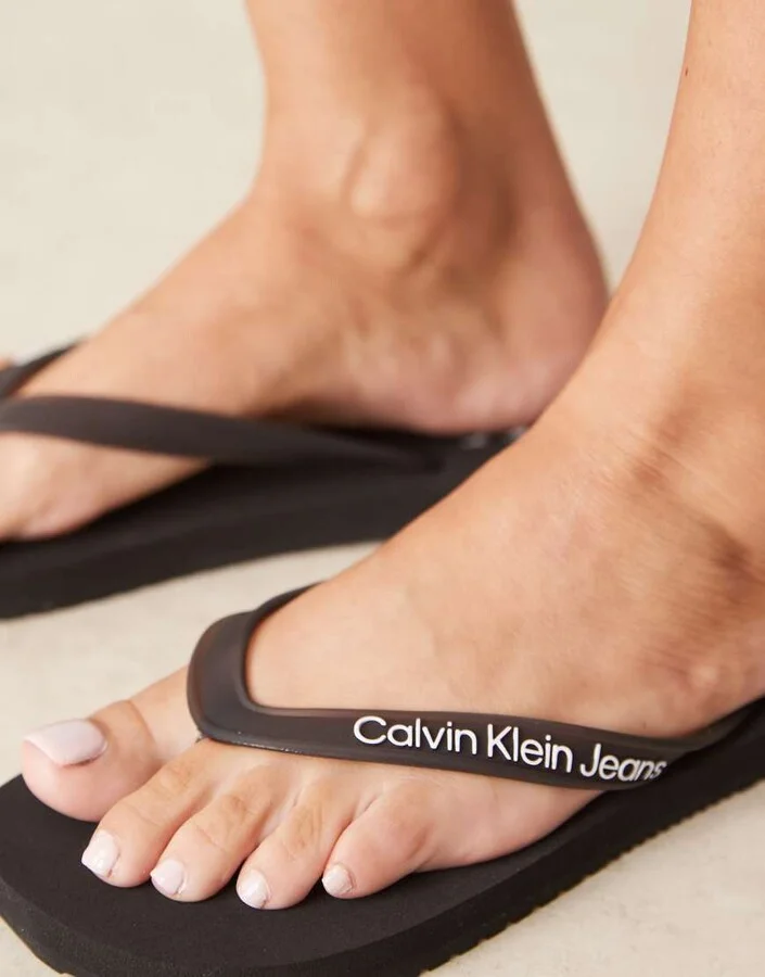 Calvin Klein Jeans logo flip flops in black - Image 3