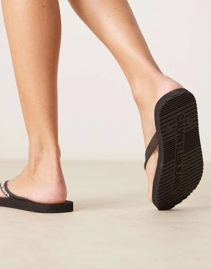 Calvin Klein Jeans logo flip flops in black - Image 4