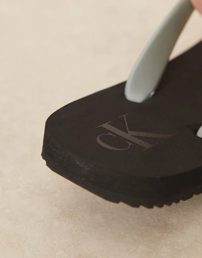Calvin Klein Jeans logo flip flops in black and light blue - Image 3