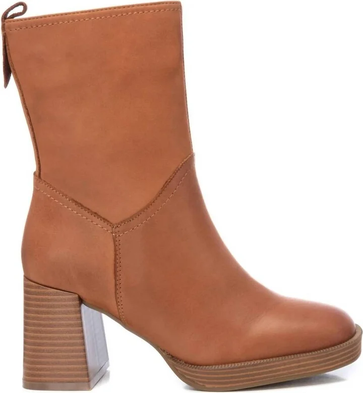 Carmela Collection Leather Booties In Camel