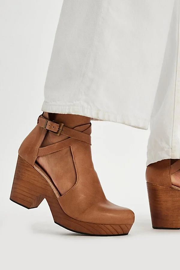 Cedar Leather Clogs - Image 3