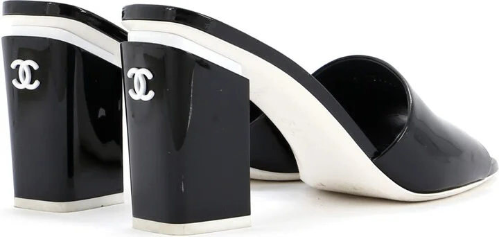CHANEL Women's CC Block Heeled Mule Sandals Patent - Image 3