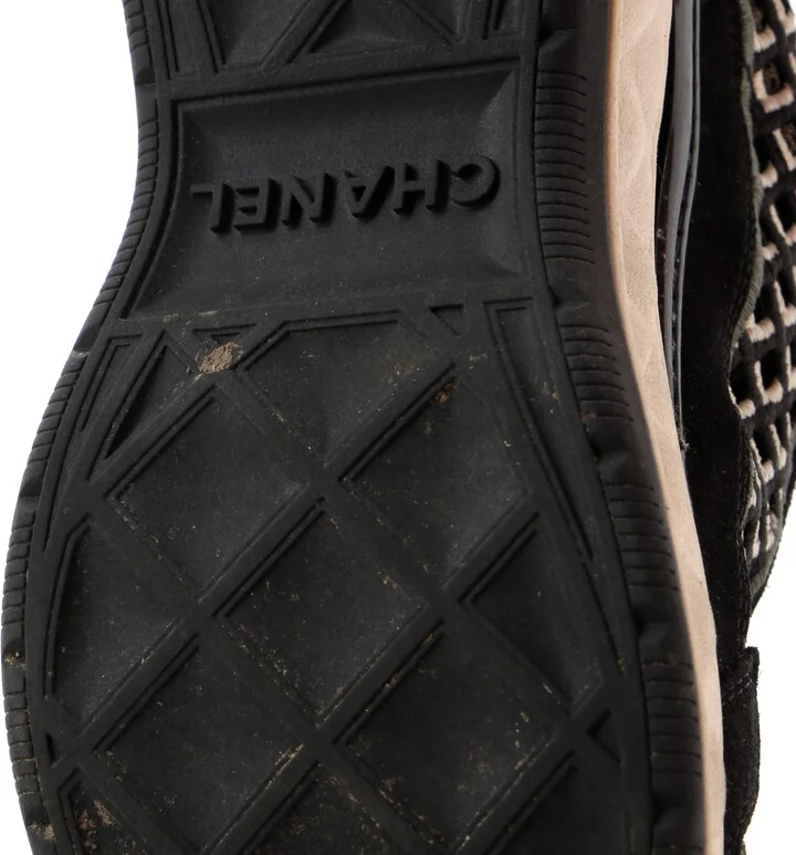 CHANEL Women's CC Embroidery Sneakers Calfskin and Suede - Image 6